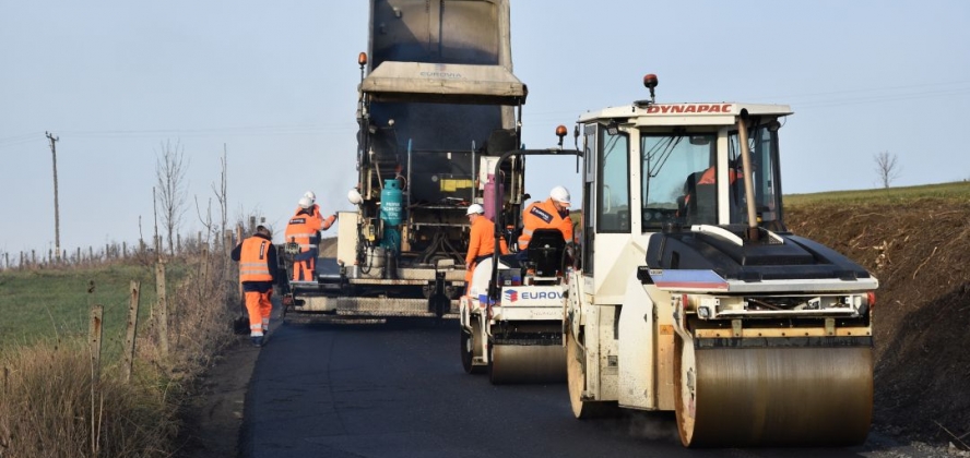 W minionym roku w ramach podziału środków z funduszu sołeckiego oraz wsparciu ze strony gminy Goleszów, która na remonty przekazała lub pozyskała dodatkowe fundusze udało się wyremontować 11 dróg.